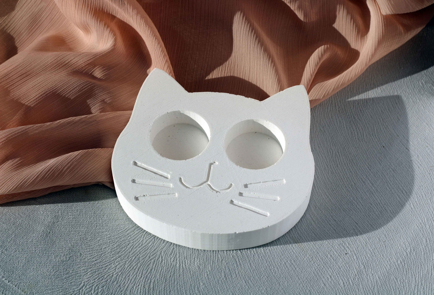WHITE CONCRETE CAT-FACE TEALIGHT HOLDER